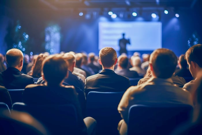 personnes-prenant-part-a-un-evenement-de-haut-protocole (1)